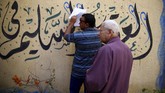 Pemilihan presiden diwarnai aksi ledakan bom di Alexandria, sehari sebelum pencoblosan.Pemilihan presiden diwarnai aksi ledakan bom di Alexandria, sehari sebelum pencoblosan. (REUTERS/Amr Abdallah Dalsh)