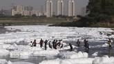 Umat Hindu di India kembali merayakan sembilan hari suci yang dikenal dengan Navratri. Tahun ini dedikasi untuk Dewa Durga itu diperingati pada 18 hingga 25 Maret 2018. (REUTERS/Adnan Abidi)