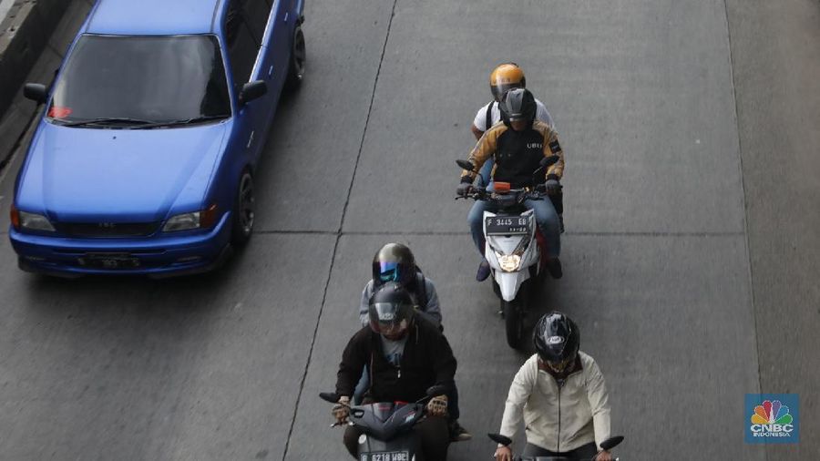 Driver Uber melintas di kawasan Arteri Jakarta Selatan, Senin (26/3). Grab resmi mengakuisisi seluruh bisnis Uber di Asia Tenggara. Manajemen mengklaim merger ini akan dapat meningkatkan inklusifitas dan kemudahan akses. (²©²ÊÍøÕ¾/Muhammad Sabki)
