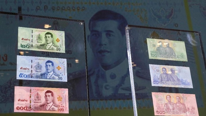 baht New baht banknotes featuring Thailand's King Maha Vajiralongkorn are unveiled during a news conference at Bank of Thailand headquarters in Bangkok, Thailand March 8, 2018. REUTERS/Jorge Silva