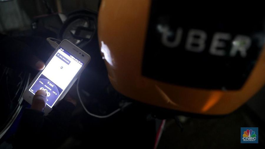 Pengguna Uber mengeluhkan kesulitan memperkirakan harga dan lebih mahalnya tarif Grab dibandingkan Uber.
