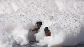 Festival yang sarat nilai spiritual itu juga membuat mencemari sungai. Ia menyebabkan kerugian lingkungan sampai lebih dari Rp97 miliar dan butuh 10 tahun untuk memperbaikinya. (REUTERS/Adnan Abidi)