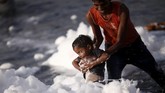 Festival yang diselenggarakan selama tiga hari itu biasanya didatangi banyak orang. Tahun lalu, ada tiga juta orang mendatanginya, termasuk Perdana Menteri Narendra Modi. (REUTERS/Adnan Abidi)