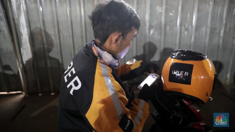 Seluruh operasional Uber di Asia Tenggara, mulai dari transportasi hingga layanan pengantaran makanan, akan diambil alih oleh Grab.