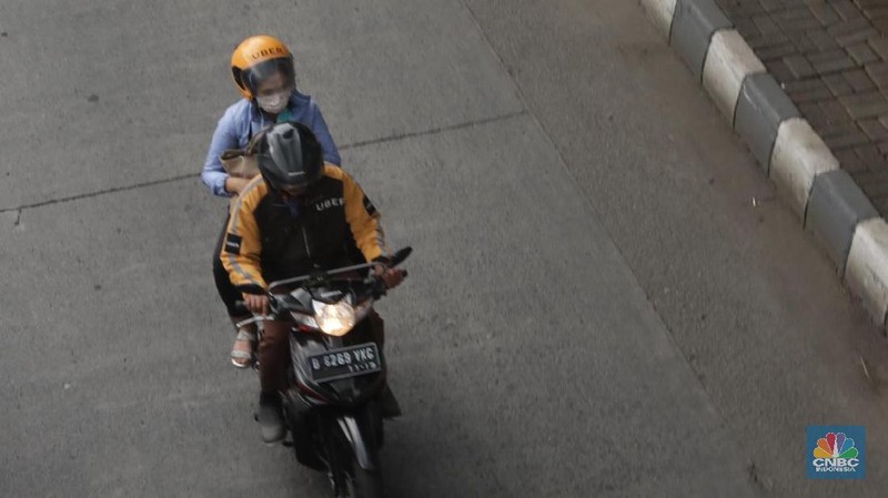Seluruh operasional Uber di Asia Tenggara, mulai dari transportasi hingga layanan pengantaran makanan, akan diambil alih oleh Grab.