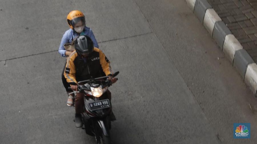 Driver Uber melintas di kawasan Arteri Jakarta Selatan, Senin (26/3). Grab resmi mengakuisisi seluruh bisnis Uber di Asia Tenggara. Manajemen mengklaim merger ini akan dapat meningkatkan inklusifitas dan kemudahan akses. (CNBC Indonesia/Muhammad Sabki)