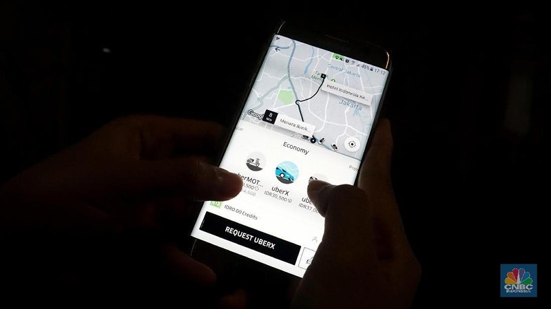 Seluruh operasional Uber di Asia Tenggara, mulai dari transportasi hingga layanan pengantaran makanan, akan diambil alih oleh Grab.