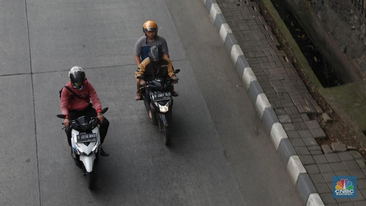 Rencana Merger Uber Grab Driver Uber melintas di kawasan Arteri Jakarta Selatan, Senin (26/3). Grab resmi mengakuisisi seluruh bisnis Uber di Asia Tenggara. Manajemen mengklaim merger ini akan dapat meningkatkan inklusifitas dan kemudahan akses. (CNBC Indonesia/Muhammad Sabki)