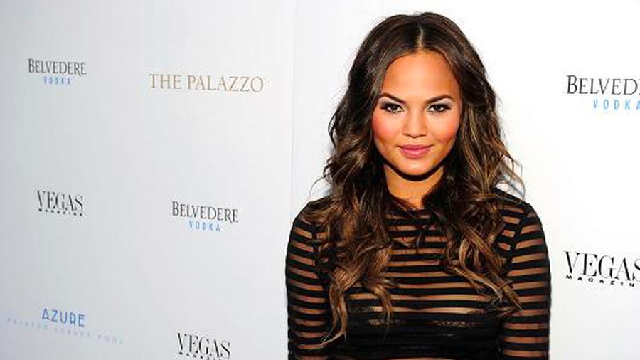Model Chrissy Teigen mengaku tidak puas atas update terbaru Snapchat dan iklan di aplikasi yang menampilkan kekerasan.
