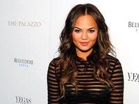Model Chrissy Teigen Berhenti Gunakan Snapchat
