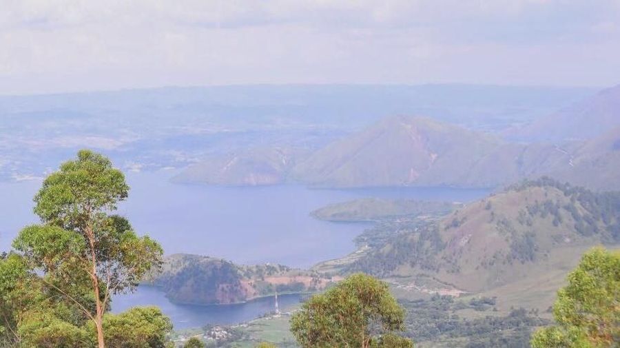 Kawasan Wisata Tele, Geopark Kaldera Toba di Kecamatan Harian, Kabupaten Samosir dikenal sebagai lokasi terbaik untuk menikmati pemandangan Danau Toba. Fasilitas di lokasi tersebut kini semakin lengkap dengan dibangunnya tempat istirahat (rest area) dua lantai berstandar internasional dan ramah lingkungan oleh Kementerian Pekerjaan Umum dan Perumahan Rakyat (PUPR) melalui Badan Penelitian dan Pengembangan (Balitbang). (Biro Komunikasi Publik Kementerian PUPR)