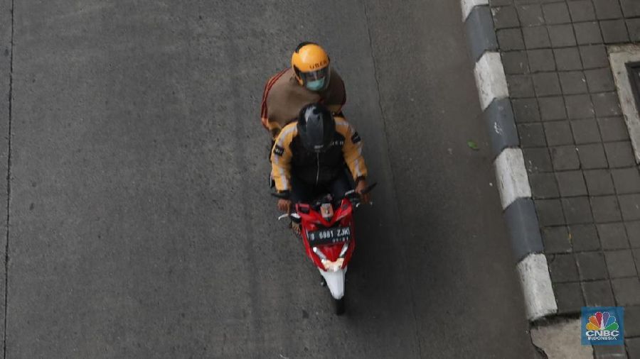 Driver Uber melintas di kawasan Arteri Jakarta Selatan, Senin (26/3). Grab resmi mengakuisisi seluruh bisnis Uber di Asia Tenggara. Manajemen mengklaim merger ini akan dapat meningkatkan inklusifitas dan kemudahan akses. (CNBC Indonesia/Muhammad Sabki)