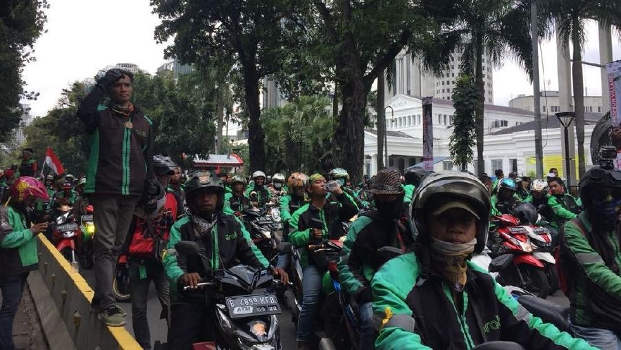 Aksi tersebut untuk menuntut rasionalisasi tarif ojek online atau daring.
