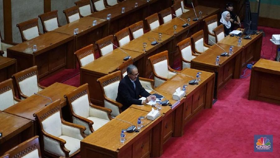 Tiga calon deputi Gubernur Bank Indonesia (BI) yakni Dody Budi Waluyo, Wiwiek Sisto Widayat dan Doddy Zulverdi