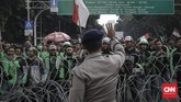 Dalam aksi itu mereka menuntut pemerintah untuk mengeluarkan regulasi yang mengatur layanan sepeda motor sebagai alat transportasi umum untuk ojek. (CNNIndonesia/Adhi Wicaksono)