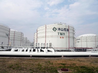 FILE PHOTO: Oil tanks are seen at an oil warehouse at Yangshan port in Shanghai, China March 14, 2018. REUTERS/Aly Song/File Photo