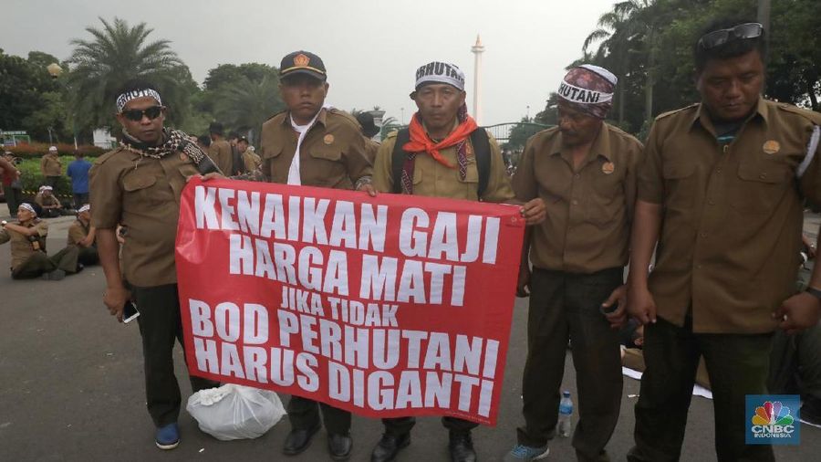 Mereka berdemo menuntut kenaikan kenaikan gaji.