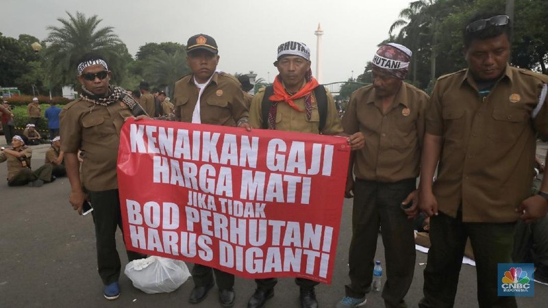 Mereka berdemo menuntut kenaikan kenaikan gaji.