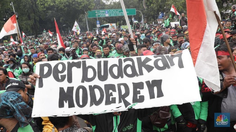 Pendemo meminta agar ojek online dilegalkan, penghapusan tarif promo yang merugikan driver dan peningkatan tarif.
