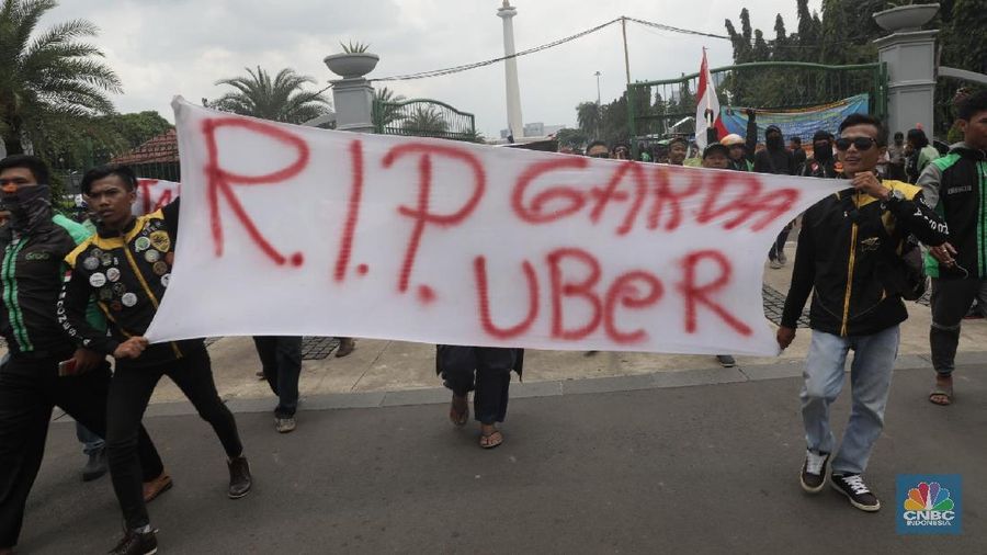 Pendemo meminta agar ojek online dilegalkan, penghapusan tarif promo yang merugikan driver dan peningkatan tarif.