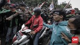Beruntung petugas sigap dan mengamankan pengemudi tersebut sehingga terhindar dari aksi main hakim sendiri para pengemudi ojek online. (CNN Indonesia/Adhi Wicaksono)