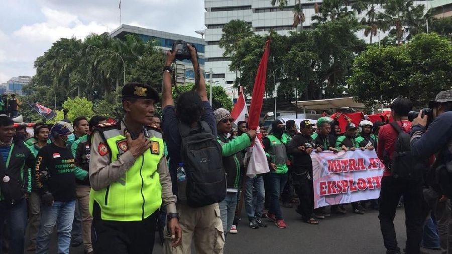 Aksi tersebut untuk menuntut rasionalisasi tarif ojek online atau daring.