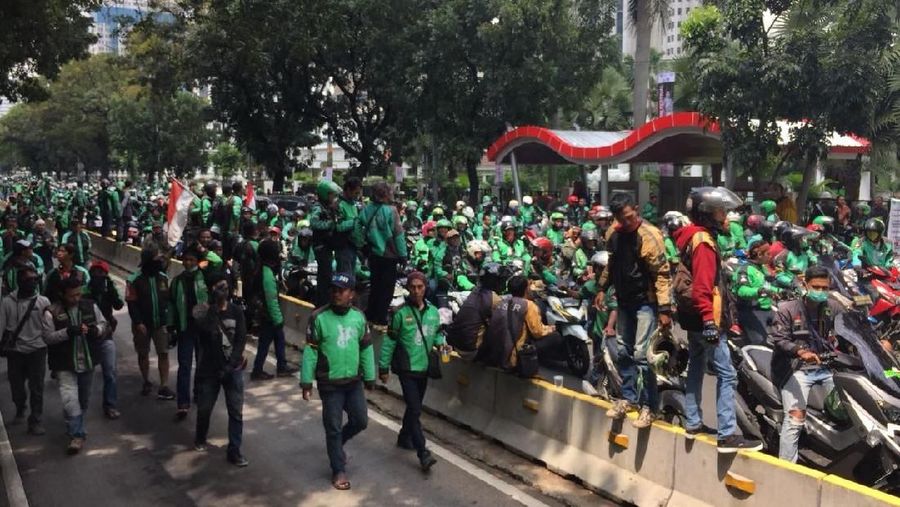Driver yang tergabung dalam Gerakan Aksi Roda Dua (Garda) menuntut adanya kenaikan tarif dasar. 