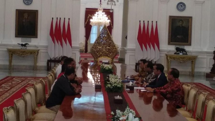 Presiden Joko Widodo bertemu dengan perwakilan pendemo ojek online di Istana.