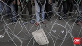 Para pengemudi ojek online mendesak pemerintah membantu mereka berdiskusi dengan perusahaan tranportasi online agar merasionalkan tarif angkutan mereka. (CNNIndonesia/Adhi Wicaksono)