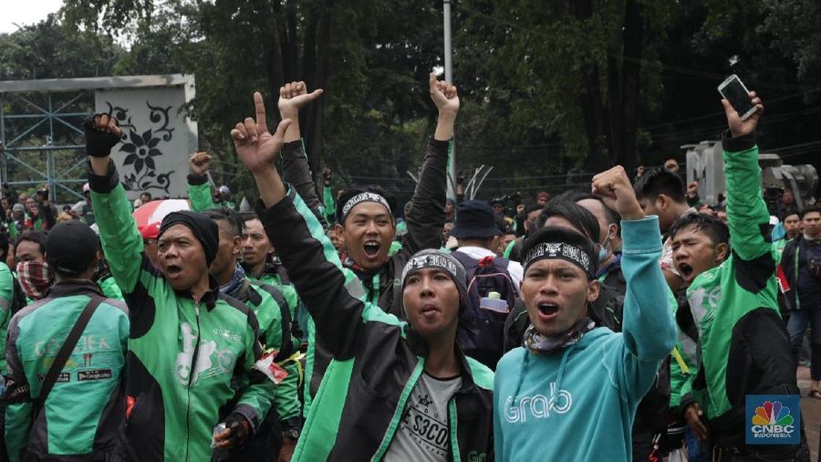 Pendemo meminta agar ojek online dilegalkan, penghapusan tarif promo yang merugikan driver dan peningkatan tarif.