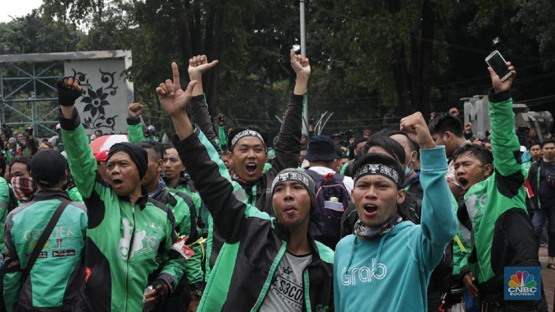 Pendemo meminta agar ojek online dilegalkan, penghapusan tarif promo yang merugikan driver dan peningkatan tarif.