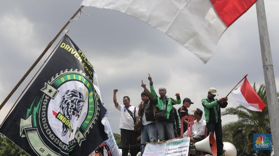 Pendemo meminta agar ojek online dilegalkan, penghapusan tarif promo yang merugikan driver dan peningkatan tarif.