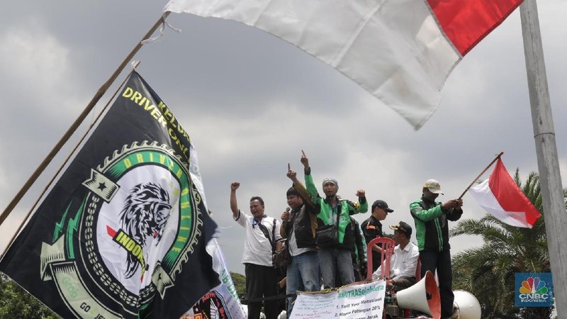 Pendemo meminta agar ojek online dilegalkan, penghapusan tarif promo yang merugikan driver dan peningkatan tarif.