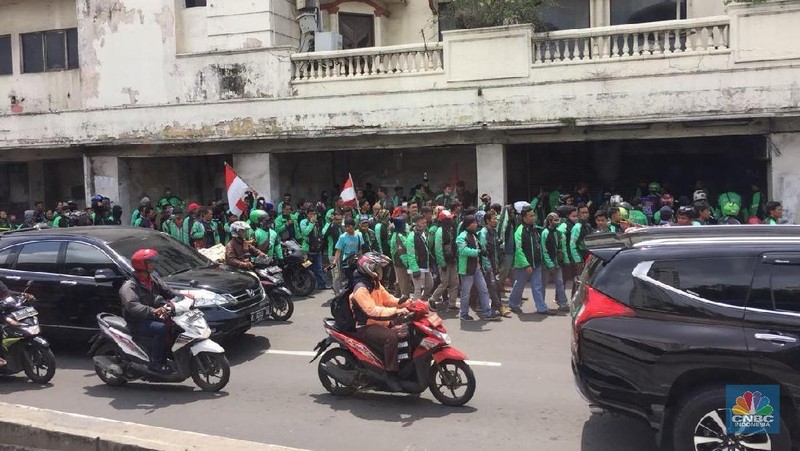 Aksi tersebut untuk menuntut rasionalisasi tarif ojek online atau daring.