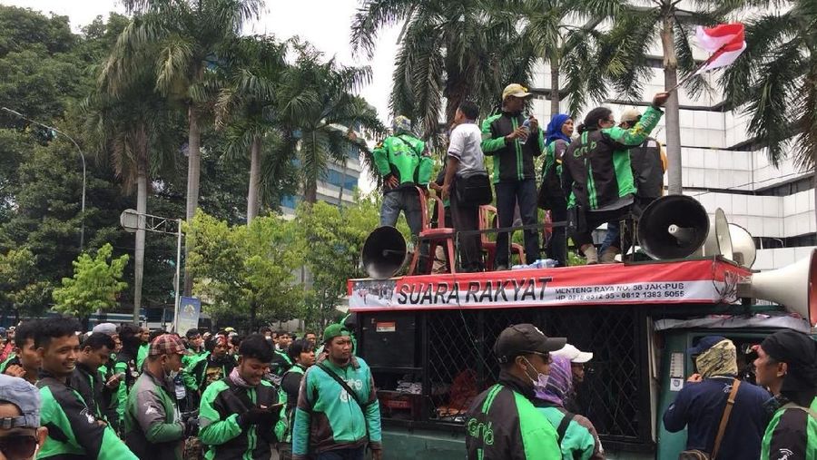 Aksi tersebut untuk menuntut rasionalisasi tarif ojek online atau daring.