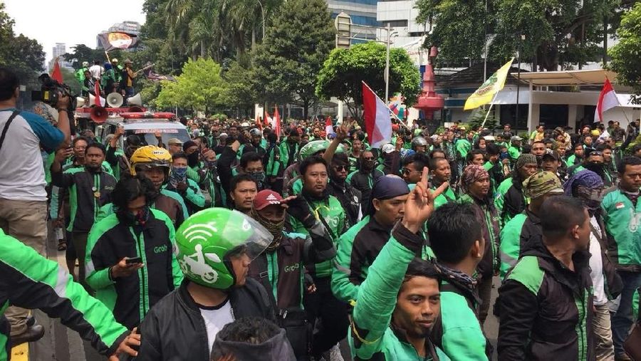 Driver Grab dan Gojek berdemo di depan kantor Maxim Solo untuk menolak aksi perang tarif di transportasi online.