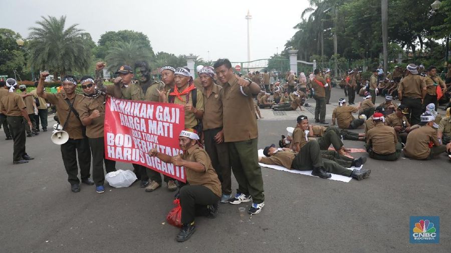 Mereka berdemo menuntut kenaikan kenaikan gaji.
