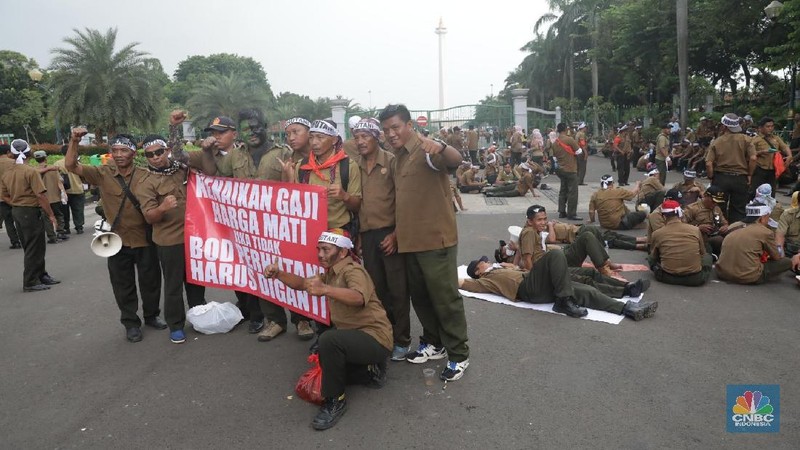 Mereka berdemo menuntut kenaikan kenaikan gaji.