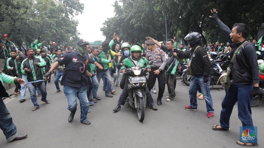 Pendemo meminta agar ojek online dilegalkan, penghapusan tarif promo yang merugikan driver dan peningkatan tarif.