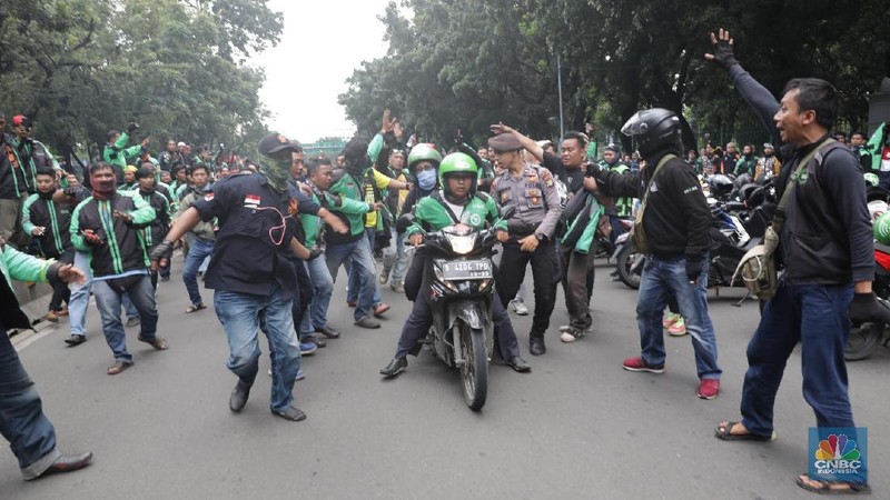Pendemo meminta agar ojek online dilegalkan, penghapusan tarif promo yang merugikan driver dan peningkatan tarif.