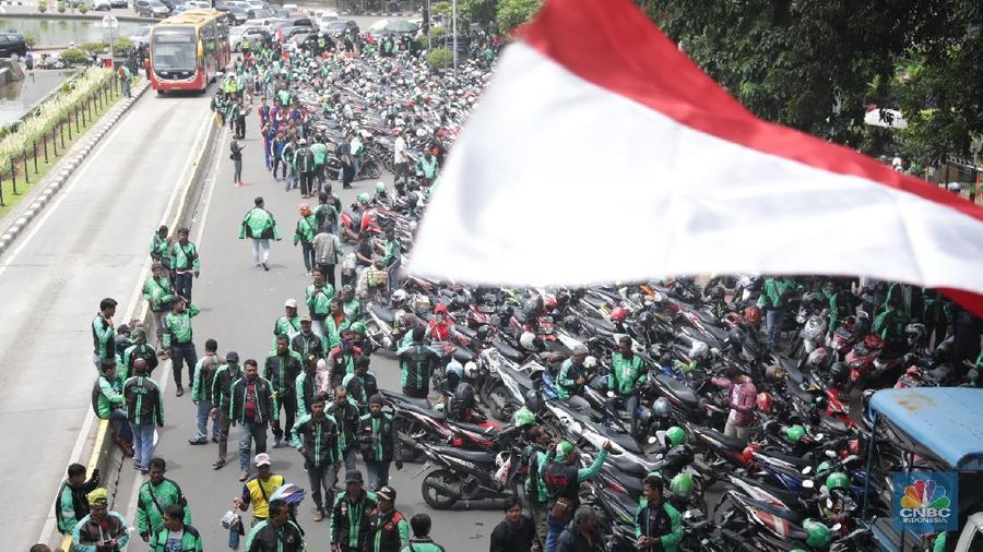 Ribuan driver ojek online melakukan demo besar-besaran hari ini.