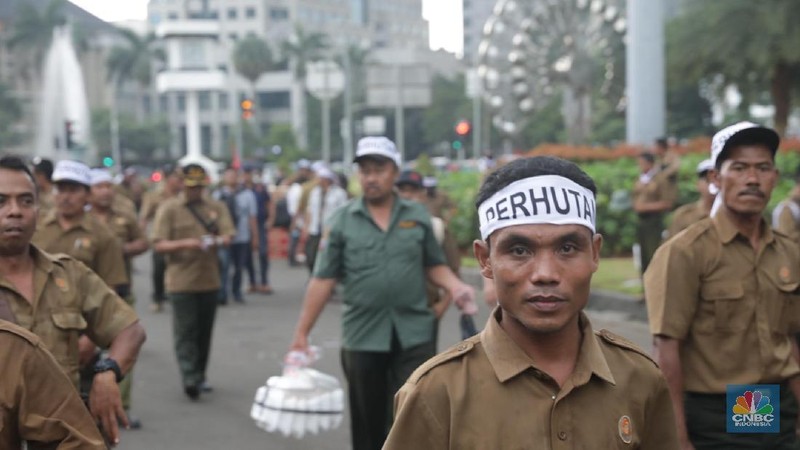 Mereka berdemo menuntut kenaikan kenaikan gaji.