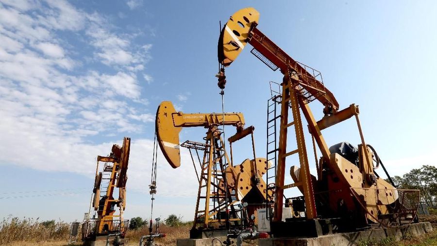 Pumpjacks are seen at an oil field in Huaian, Jiangsu province, China November 11, 2017. Picture taken November 11, 2017. REUTERS/Stringer  ATTENTION EDITORS - THIS IMAGE WAS PROVIDED BY A THIRD PARTY. CHINA OUT.