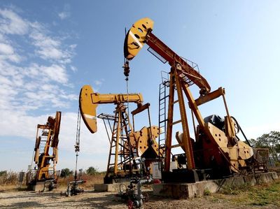 Harga Minyak Dunia Melemah, Tertekan Isu Sanksi Rusia