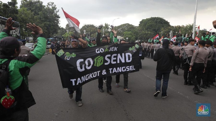 Pemerintah besok panggil stakeholder ojek online untuk bahas soal tarif.