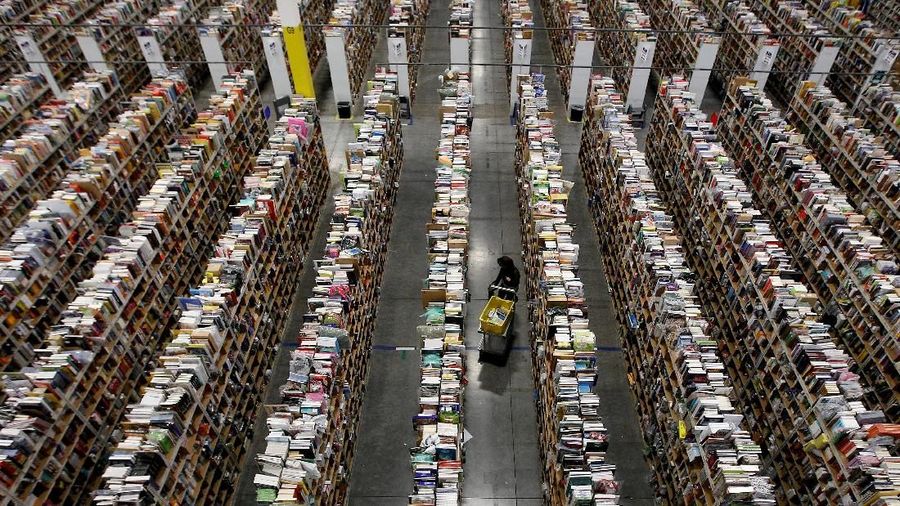 FILE PHOTO: Seorang pekerja mengumpulkan barang untuk dikirim dari lantai gudang di pusat distribusi Amazon di Phoenix, Arizona, AS, pada 22 November 2013. REUTERS / Ralph D. Freso / File Photo