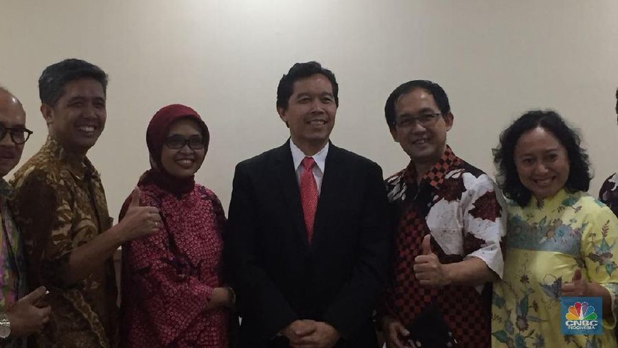 Komisi XI Dewan Perwakilan Rakyat menghujani sejumlah pertanyaan kepada calon Deputi Gubernur BI Wiwiek Sisto Widayat
