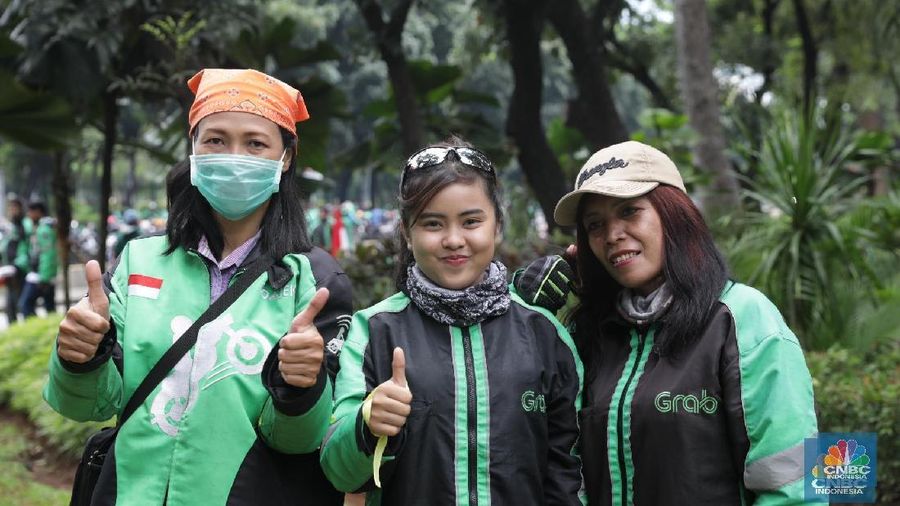 Ibu dari ojek online mengikuti aksi ojek online di Istana Negara, Selasa (27/3). Mereka bekerja untuk menghidupi anaknya.