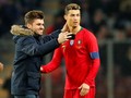 Penggemar Masuk Lapangan untuk Selfie dan Cium Ronaldo