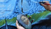 Open Day of Art menggerakkan masyarakat untuk membuat mural di dinding-dinding bisu di kota di Yaman. Masyarakat pun mengungkapkan kegelisahan dan harapan mereka atas perdamaian melalui goresan kuas. (AFP PHOTO / Mohammed HUWAIS)